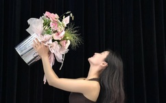 一边下奶一吃敷面膜视频